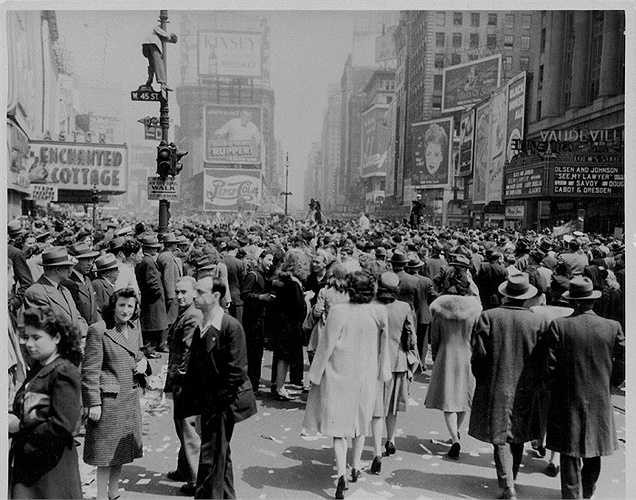 Năm 1945: Người dân Mỹ ăn mừng ngày kết thúc thế chiến thứ 2 ở châu Âu (ngày 7/5/1945) tại Quảng trường Thời đại.