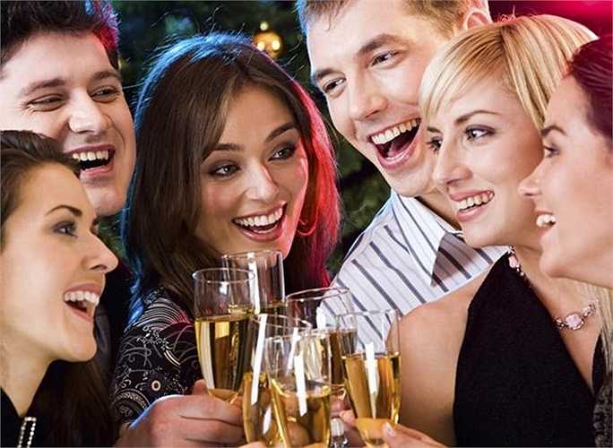 Nói nhiều và cười nhiều khi uống: Trong lúc uống cố gắng nói nhiều và cười vừa tạo không khí vui vẻ, vừa bay bớt hơi rượu.