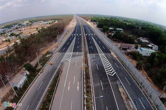 Cao tốc TP HCM - Long Thành - Dầu Giây được khởi công từ tháng 10/2009 với tổng vốn đầu tư gần 21.000 tỷ đồng theo hình thức BOT. Sau khi thông xe toàn tuyến dài 55km, cao tốc này sẽ có 4 làn xe lưu thông 2 chiều và 2 làn xe an toàn ở 2 bên đường, với vận tốc thiết kế 120 km/giờ. 