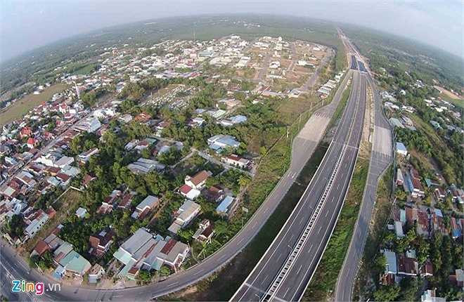 Vì đây là tuyến đường cho phép chạy tốc độ lên đến 120 km/h nên VEC khuyến cáo tài xế cần kiểm tra kỹ lốp xe, bố thắng trước khi lưu thông. Lốp cũng không được bơm quá non hay quá căng.