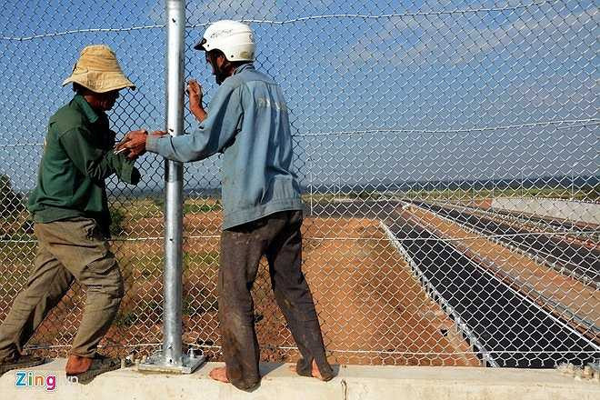 Chiều 5/2, các đơn vị thi công đang gấp rút thực hiện những công việc còn lại để sẵn sàng cho ngày thông xe. 