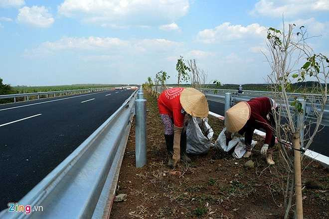 Công nhân dọn các loại rác giữa dải phân cách. Đơn vị đầu tư khẳng định, đây sẽ là tuyến cao tốc không có rác. Nhiều băng rôn 'Xin cho rác' được treo hai bên đường. Các nhân viên ở trạm thu phí của Công ty Cổ phần Dịch vụ kỹ thuật đường cao tốc Việt Nam (VECE), đơn vị khai thác, quản lý đường cao tốc Long Thành ngoài việc nói lời: 'Xin chào', 'Xin cám ơn' khi thu phí đối với các xe đi vào tuyến cao tốc còn phải ngỏ lời xin… rác trên xe. 