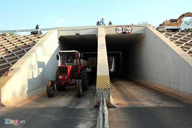 Bên cạnh đó, mặc dù chạy qua phần lớn diện tích là rừng cây, đất nông nghiệp, ít dân cư nhưng cao tốc vẫn đảm bảo được giao thông, sản xuất của người dân hai bên với việc xây dựng nhiều hầm chui cho các loại xe lưu thông phía dưới.