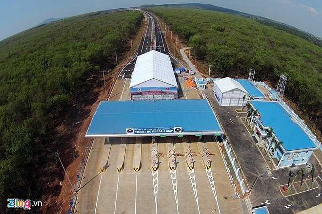 Tuyến đường cũng được đầu tư bộ cân xe tự động tốc độ cao, đảm bảo kiểm soát xe vượt tải trọng ngay khi xe đang lưu thông mà không cần dừng lại. Bên cạnh đó, gói thầu Giao thông thông minh - ITS đang được triển khai cung cấp đầy đủ hệ thống camera đảm bảo giám sát hình ảnh trên toàn tuyến, kiểm soát lượng xe tại từng vị trí trên tuyến và áp dụng thu phí không dừng, tiết kiệm thời gian cho các phương tiện lưu thông. Gói thầu này dự kiến sẽ hoàn thành vào cuối 2015. Trong ảnh: Trạm thu phí 8 làn x