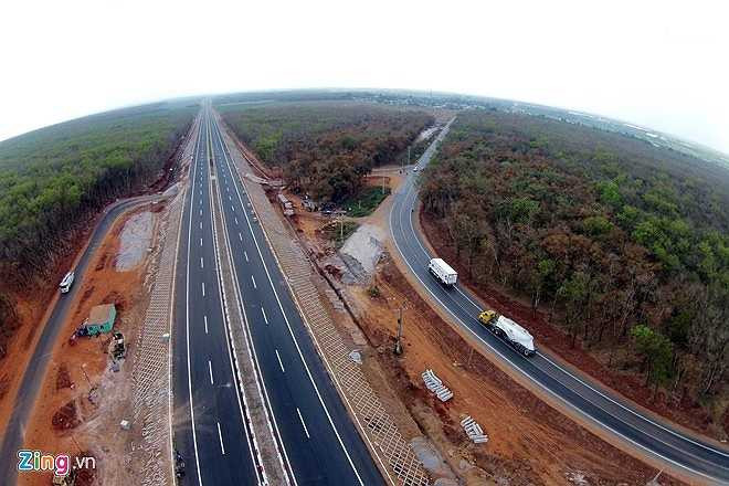 Suốt toàn tuyến, các con đường giao cắt với cao tốc đều được nghiên cứu thiết kế hợp lý, bảo đảm an toàn và không ảnh hưởng đến tốc độ của xe cộ.