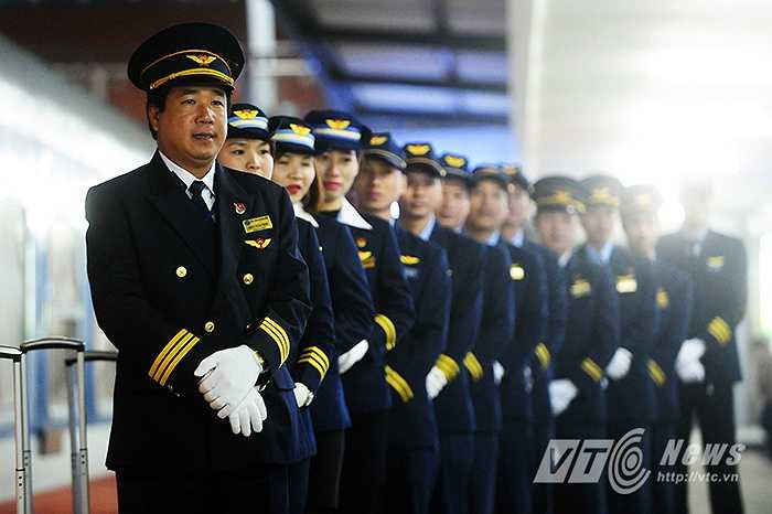 Với đội ngũ nhân viên trẻ trung trong bộ đồng phục gọn gàng, ngay ngắn khiến nhiều người lầm tưởng đây là những tiếp viên của một hãng hàng không lớn, tuy nhiên họ là những nhân viên của Công ty TNHH Một thành viên Đường sắt Sài Gòn, đang làm việc trên chuyến tàu khách chất lượng cao SE 3/4.