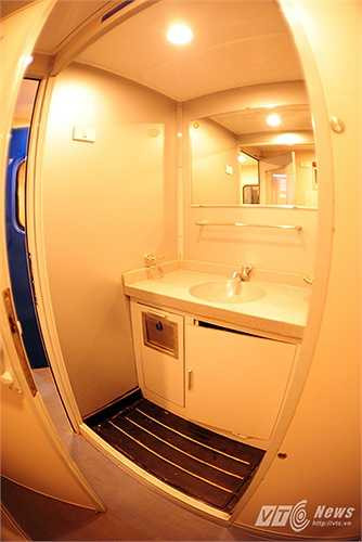 Hệ thống bồn rửa tay được thiết kế sạch sẽ, sáng sủa và thân thiện với môi trường.