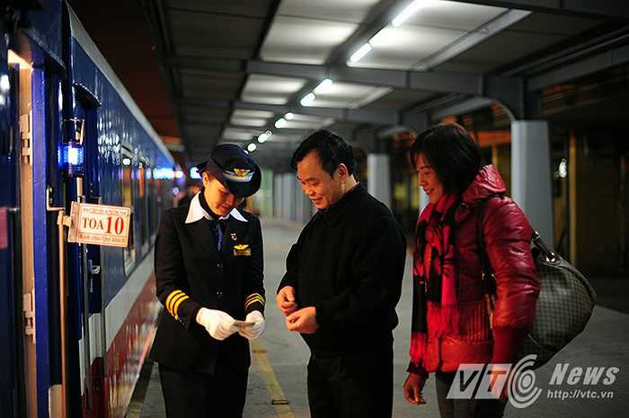 Chú Trần Trung Thành (56 tuổi, Quảng Ngãi), cho biết: ‘Khi mới bước vào sân ga tôi đã rất ngạc nhiên về đội ngũ nhân viên phục vụ trên tàu, khi bước vào trong toa thì tôi còn ngạc nhiên hơn nữa bởi lần đầu tiên ở Việt Nam tôi được đi chuyến tàu hiện đại và sạch sẽ như thế này. Hi vọng trong thời gian tới, sẽ có nhiều chuyến tàu 5 sao hơn nữa để hành khách chúng tôi có thể được hưởng những dịch vụ tốt nhất.’ (Ảnh: Việt Linh)