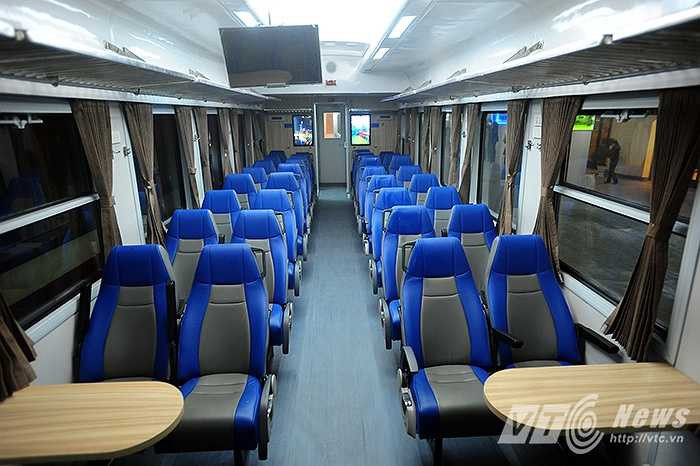 Dàn nội thất hiện đại, chất lượng cao trên toa ghế ngồi mềm. Sàn xe được làm bằng vật liệu nhôm để tăng độ chống ồn cũng như giảm trọng lượng của toa xe.