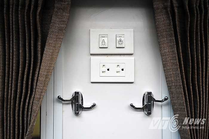 Bên cạnh mỗi ghế ngồi đều có hệ thống ổ cắm điện và công tắc đèn chiếu sáng, đèn ngủ.