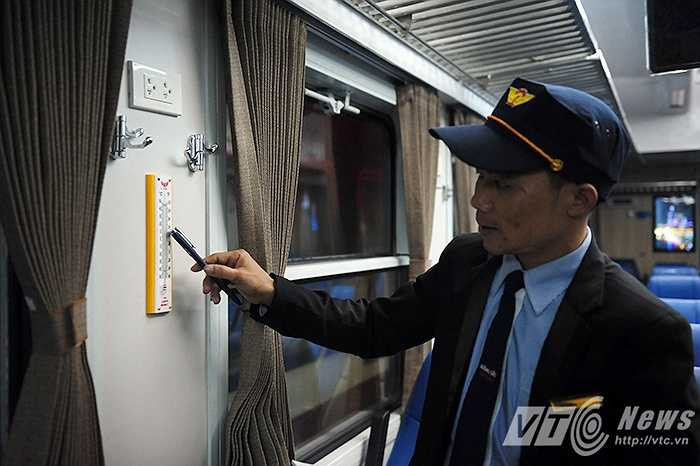 Kiểm tra và điều chỉnh nhiệt độ tại toa có điều hòa cho phù hợp với nhu cầu của hành khách.