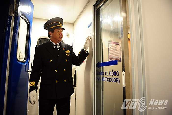 Giữa các toa được ngăn bằng hệ thống cửa kính bán tự động có mắt thần giúp cho việc đi lại giữa các toa của hành khách được an toàn, thuận tiện hơn.