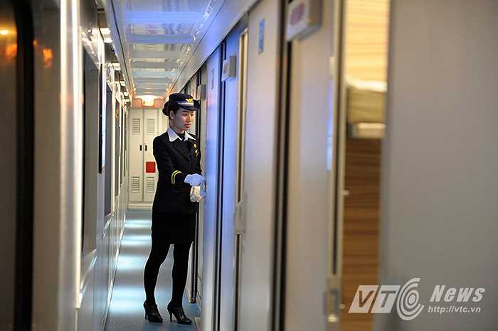 Chị Nguyễn Thị Hương (Nhân viên khách vận) đang kiểm tra lần cuối từng phòng trong toa giường nằm để chuẩn bị sẵn sàng đón khách.