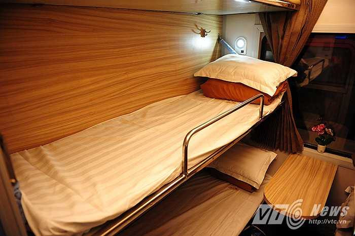 Giường inox được trang bị đồng bộ với chăn, ga, gối. Tại mỗi phòng đều có hệ thống đèn chiếu sáng, điều hòa, và hệ thống chuông báo từ buồng nhân viên.