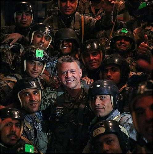 Vui vẻ chụp ảnh cùng các binh sĩ quân đội