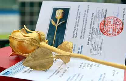 Nhìn bề ngoài bông hồng có vẻ khá đơn giản nhưng để tạo ra một bông hồng có giá trị cao như vậy mất nhiều công đoạn và yêu cầu nghệ nhân phải tỉ mỉ trong từng chi tiết