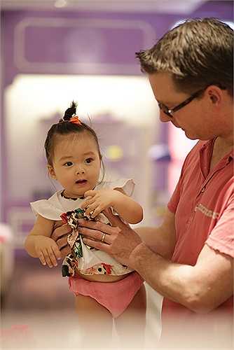 Mới đây, vợ chồng Đoan Trang đưa con gái đi shopping ở một trung tâm thương mại ở TP HCM trước khi vợ chồng cô đi nước ngoài du lịch.