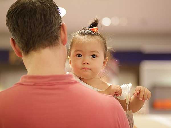 Trong buổi mua sắm, Sol được bố thử cho rất nhiều váy áo