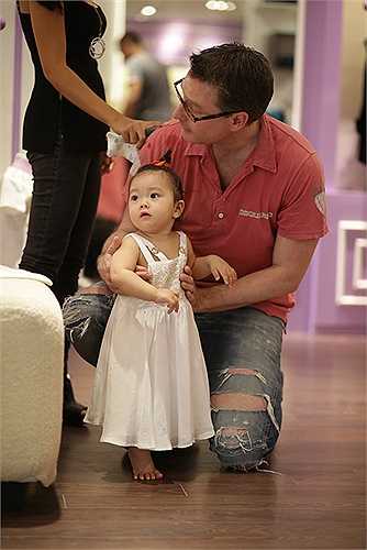Ông xã Đoan Trang cũng tỏ ra rất cưng chiều con gái yêu