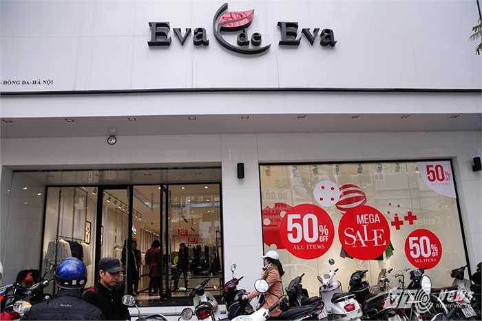 Thương hiệu Eva de Eva với biển quảng cáo giảm giá bắt mắt