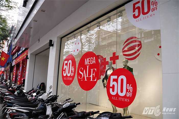 Cửa hàng giảm giá 50% cho tất cả các sản phẩm trong chương trình 'Mega sale' của mình