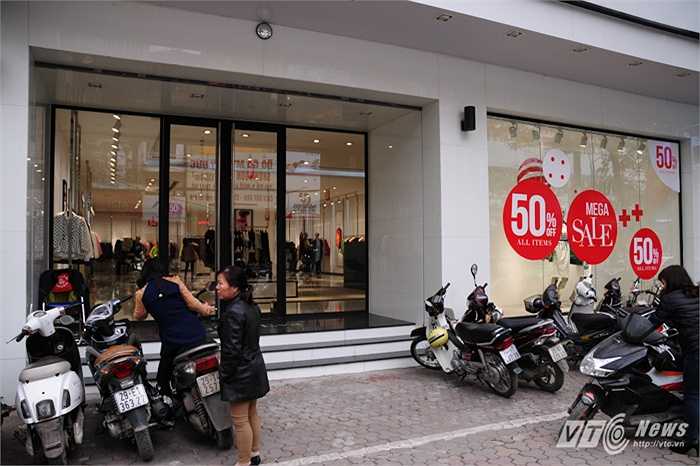 Do giảm giá mạnh nên Eva de Eva thu hút được khá đông khách hàng