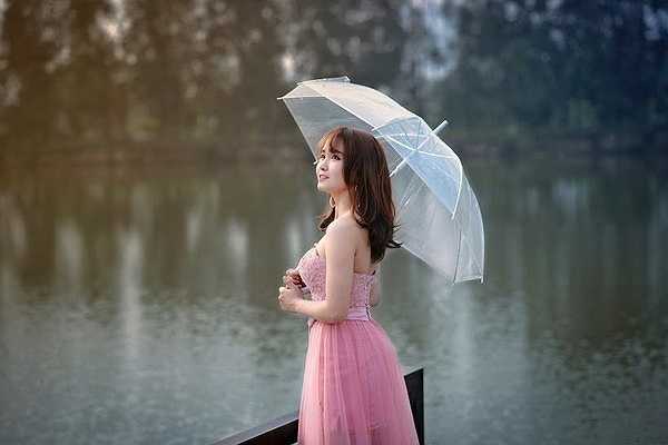 Chọn váy hồng cùng ô trong suốt, Mai Phương tự tin khoe vóc dáng cân đối