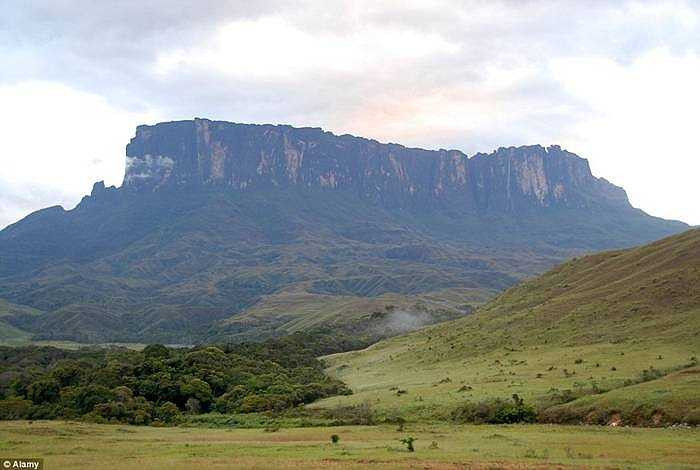 Để lên được đỉnh núi, du khách ưa mạo hiểm có thể men theo những vách núi hiểm trở là con đường duy nhất
