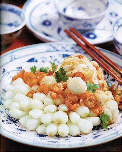 Dưa kiệu thường được trộn tôm khô, ăn kèm với bánh chưng, bánh tét trong ngày Tết, góp mặt trong món gỏi hay thêm màu sắc và hương vị cho nước chấm. Tuy chỉ là món phụ trên bàn tiệc nhưng với vị chua chua, ngọt ngọt, dưa kiệu giúp kích thích vị giác, tăng sự hấp dẫn cho món chính.