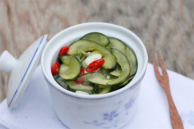 Dưa leo muối có vị giòn, chua chua, thơm mùi tỏi, ngũ vị hương và các gia vị. Đây cũng là một trong những món dưa muối có trong thực đơn ngày Tết.