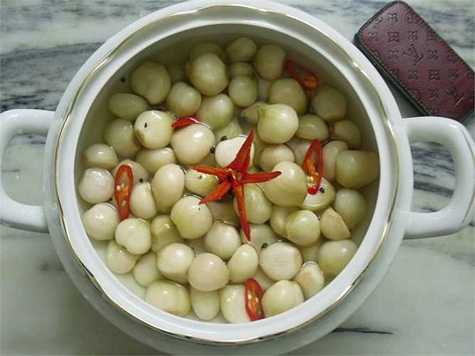 Để muối hành có độ chua chua, giòn giòn và không bị hăng cũng cần biết cách đấy nhé chị em. Ngày Tết ăn dưa hành kèm với bánh chưng, thịt gà là nhất.