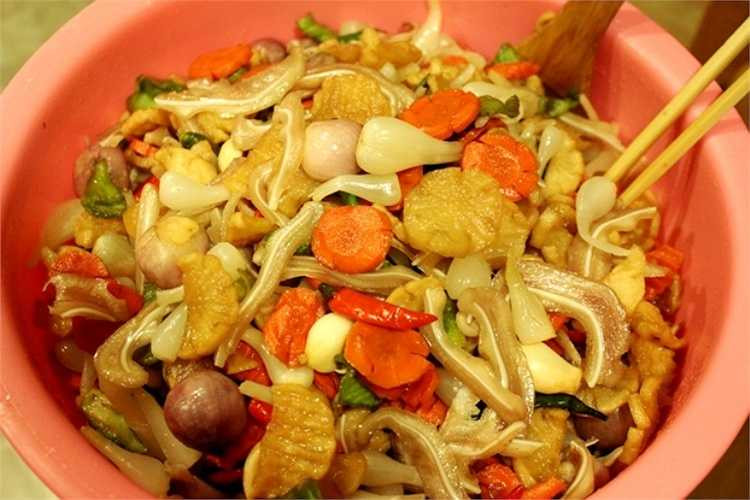 Dưa món của người miền Trung khá giống với dưa góp của người Bắc nhưng khi ăn, người miền Trung sẽ vớt hành, su hào, cà rốt rồi trộn cùng với tương ớt, bột ngọt hoặc trộn cùng với tỏi, bột tiêu, đường. Chỉ một chút khác lạ trong cách pha trộn nguyên liệu cũng làm nên nét độc đáo trong món ăn giản dị này.