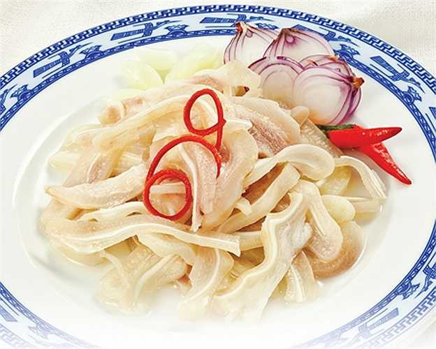 Món tai heo ngâm mắm cũng là món mà nhiều gia đình rất ưa thích. Vị béo ngậy và dòn dòn của tai heo có thể làm món nhắm hoặc món ăn đưa cơm trong ngày Tết. Món làm này cực kỳ đơn giản và không cần phải tốn nhiều thời gian đâu. Bạn có thể làm và để tủ lạnh dùng dần.