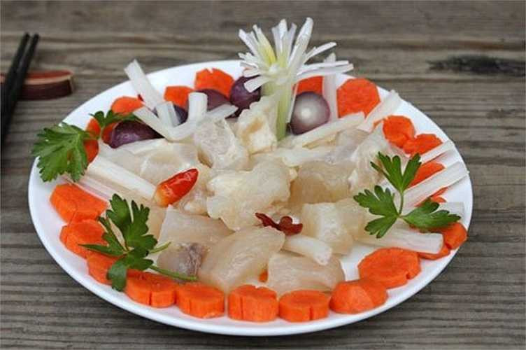 Tết đến, bạn hãy trổ tài đãi bạn bè món gân bò giòn có vị chua nhẹ, được dùng kèm với ngó sen, cà rốt, hành khô ăn chống ngán, rất hấp dẫn trong những ngày có quá nhiều đồ mặn.