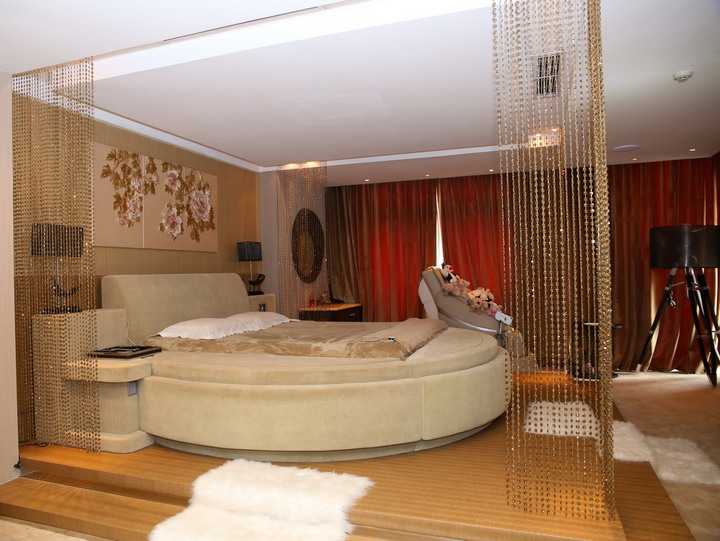 Sau khi chia sẻ các bộ sưu tập khủng về giày dép, trang phục, túi xách…, có thể nói rằng việc giới thiệu tiếp theo về căn phòng ngủ xa hoa của mình là một động thái cho thấy Mr Đàm quyết chiều fans đến cùng khi anh liên tục hé mở những không gian tuyệt đẹp trong căn biệt thự sang trọng của mình.