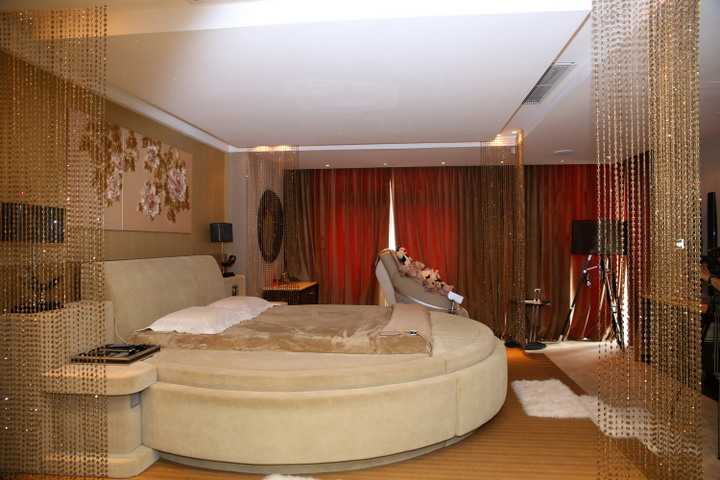 Mr Đàm cho biết, sau những mệt mỏi vì các show diễn thì căn nhà mà đặc biệt là phòng ngủ, chính là nơi giúp anh tái tạo nguồn năng lượng và cảm thấy thoải mái nhất để trút bỏ những stress, muộn phiền.