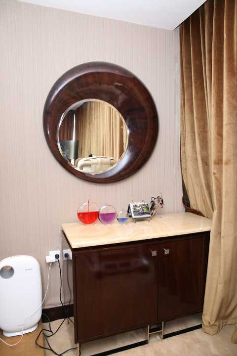 Từ chiếc giường được chọn theo sở thích riêng của chủ nhân cỏ thể rung, massage hay nâng lên nâng xuống mới thấy Đàm Vĩnh Hưng là người quan tâm rất nhiều đến khía cạnh tinh thần. 