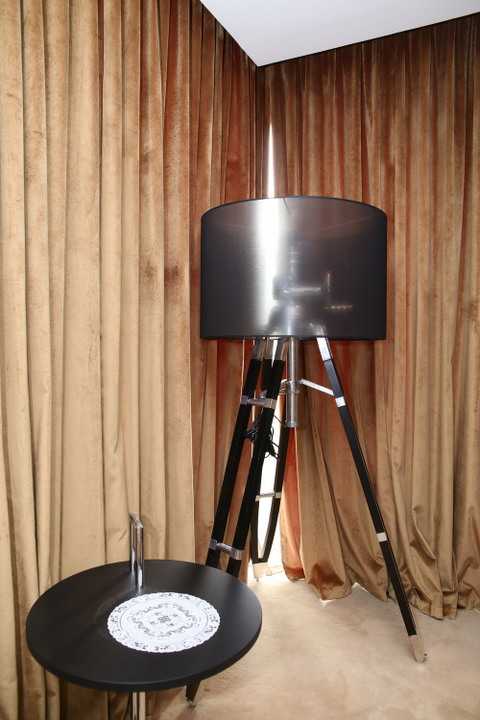 Điểm nổi bật ở các phòng ngủ trong nhà Mr.Đàm là không có nhiều đồ đạc hay các vật dụng trang trí. Các phòng đều có cửa sát đất để ánh sáng tràn ngập và không khí thoáng đãng, trong lành hơn. 