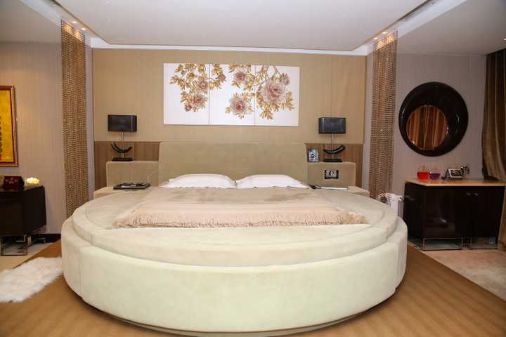 Các vật dụng trong phòng ngủ của Mr.Đàm đều được anh tìm và mua ở nhiêu nước khác nhau, mỗi sản phẩm đều là kiệt tác sáng tạo của đồ trang trí nội thất. Hay màu rèm cửa cũng phản ánh một góc trong tâm hồn anh chính là sự ấm áp. 