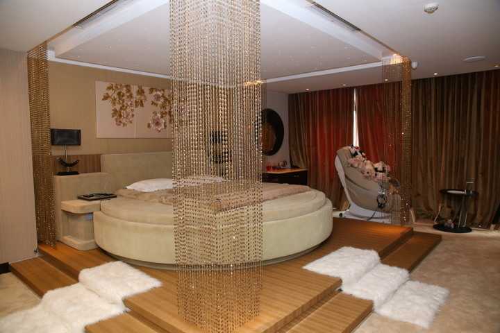 Sau một ngày làm việc mệt nhọc chính không gian phòng ngủ này mang đến cho anh cảm giác yên bình và nghỉ ngơi để tiếp tục tái tạo nguồn năng lượng sáng tạo trong các dự án âm nhạc.