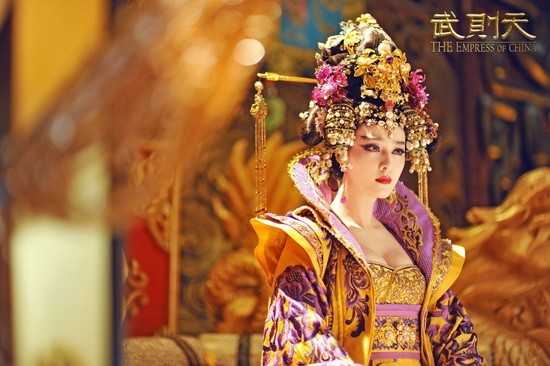 Tổng cục Phát thanh, Điện ảnh và Truyền hình Trung Quốc đã yêu cầu bộ phim Võ Tắc Thiên ngừng phát sóng sau tập 16. Nguyên nhân được cho là các diễn viên nữ, đặc biệt là Phạm Băng Băng, mặc trang phục hở hang tới mức phản cảm.