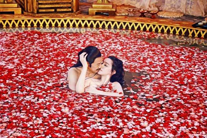 Để giúp bộ phim được phát sóng trở lại, tất cả các cảnh quay cận và trung của Phạm Băng Băng đều bị cắt cúp. Đồng thời, cảnh Võ Tắc Thiên tắm chung với Hoàng đế Lý Thế Dân cũng như những cảnh ân ái khác của hai người cũng bị cắt trước khi lên sóng màn ảnh nhỏ.