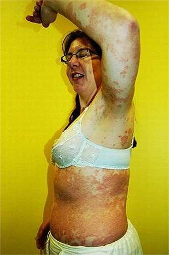 Đến em gái cũng từ chối ngồi cạnh cô vì sự có mặt của của cô trong dịp Giáng Sinh làm mọi người không dám dùng thức ăn. 