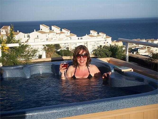 Heather buộc phải chuyển đến New Zealand để sống. Khi 30 tuổi, Heather McKensie đã bị trầm cảm nặng do tự ti về ngoại hình của mình.