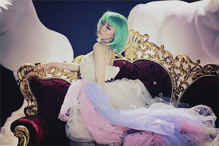 Khi là một cô gái dễ thương trong sáng, lúc là một người đẹp đầy sang trọng quyến rũ, lúc lại trở thành một biểu tượng gợi cảm đầy nóng bỏng.