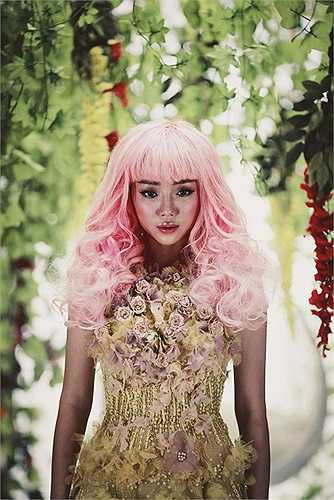 Ẩn sâu trong con người ấy cũng là một thế giới nội tâm phức tạp, lúc thì đầy mộng mơ nhìn cuộc sống luôn là màu hồng, khi lại trở nên bản năng đầy nổi loạn. 