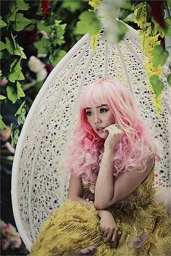 Với mong muốn mang đến một sản phẩm kết hợp hài hoà giữa 2 yếu tố âm nhạc và thời trang, Tóc Tiên đã được nhà thiết kế Lý Quý Khánh hỗ trợ những bộ trang phục mang nhiều cá tính khác nhau, thể hiện đúng ý tưởng của MV.