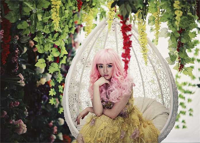 Là người hỗ trợ về mặt trang phục cho Tóc Tiên trong MV, nhà thiết kế Lý Quý Khánh đã lựa chọn từ gần 20 mẫu trong bộ sưu tập mới nhất của mình để có được 5 trang phục phù hợp nhất với tính cách và tôn được nét gợi cảm của Tóc Tiên.