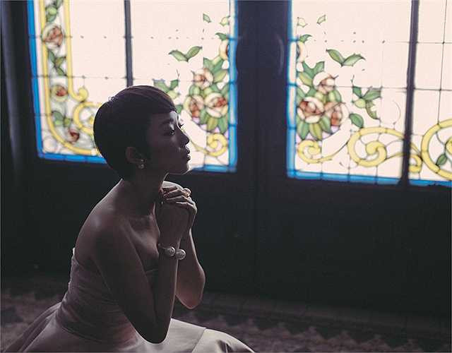 Trong lúc thực hiện một cảnh quay, Tóc Tiên phải ngửa người trên ghế liên tục để thực hiện ý đồ của đạo diễn, trong lúc nhập tâm quá mức, cô đã té nhào lộn và bị thương nhẹ