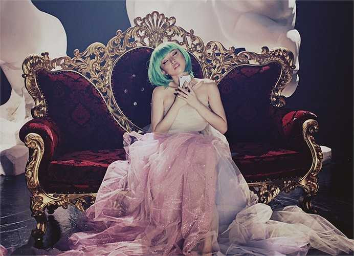 Do khoảng cách về địa lý, tất cả mọi trao đổi, bàn bạc đều chỉ được thực hiện qua email nhưng nhờ vào gu âm nhạc hoà hợp và sự thấu hiểu, cuối cùng Tóc Tiên cũng có được bản phối cho Ngày Mai mà cô vô cùng ưng ý. 